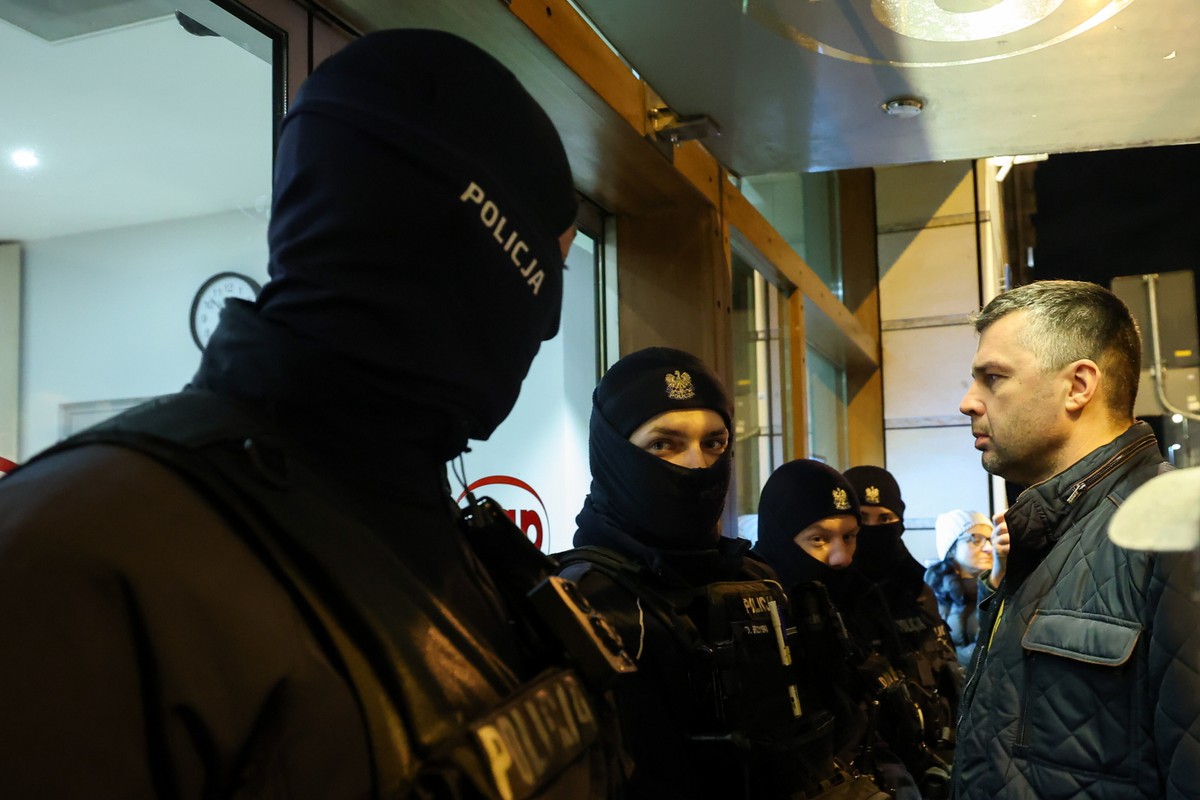Warszawa, 21.12.2023. Dziennikarz Michał Rachoń (P) przed siedzibą Polskiej Agencji Prasowej, 21 bm. Minister kultury Bartłomiej Sienkiewicz powołał 19 bm. na stanowisko prezesa Polskiej Agencji Prasowej Marka Błońskiego. (ad) PAP/Szymon Pulcyn