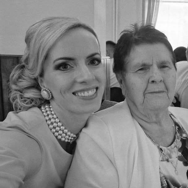 Slovenská speváčka Vlasta Mudríková s babičkou.