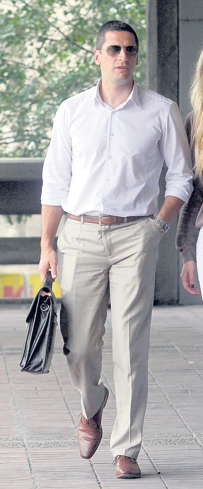 Dalibor Katančević, advokat optuženog, nije želeo da komentariše optužnicu i tvrdi „da dokazi iz nje ne dokazuju da je Letić kriv za delo za koje je optužen“