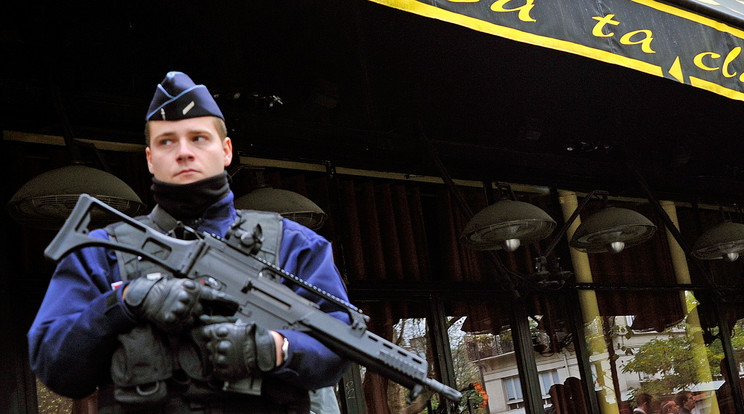 Sok országban már megszokott a gépfegyveres rendőr jelenléte / Fotó: AFP