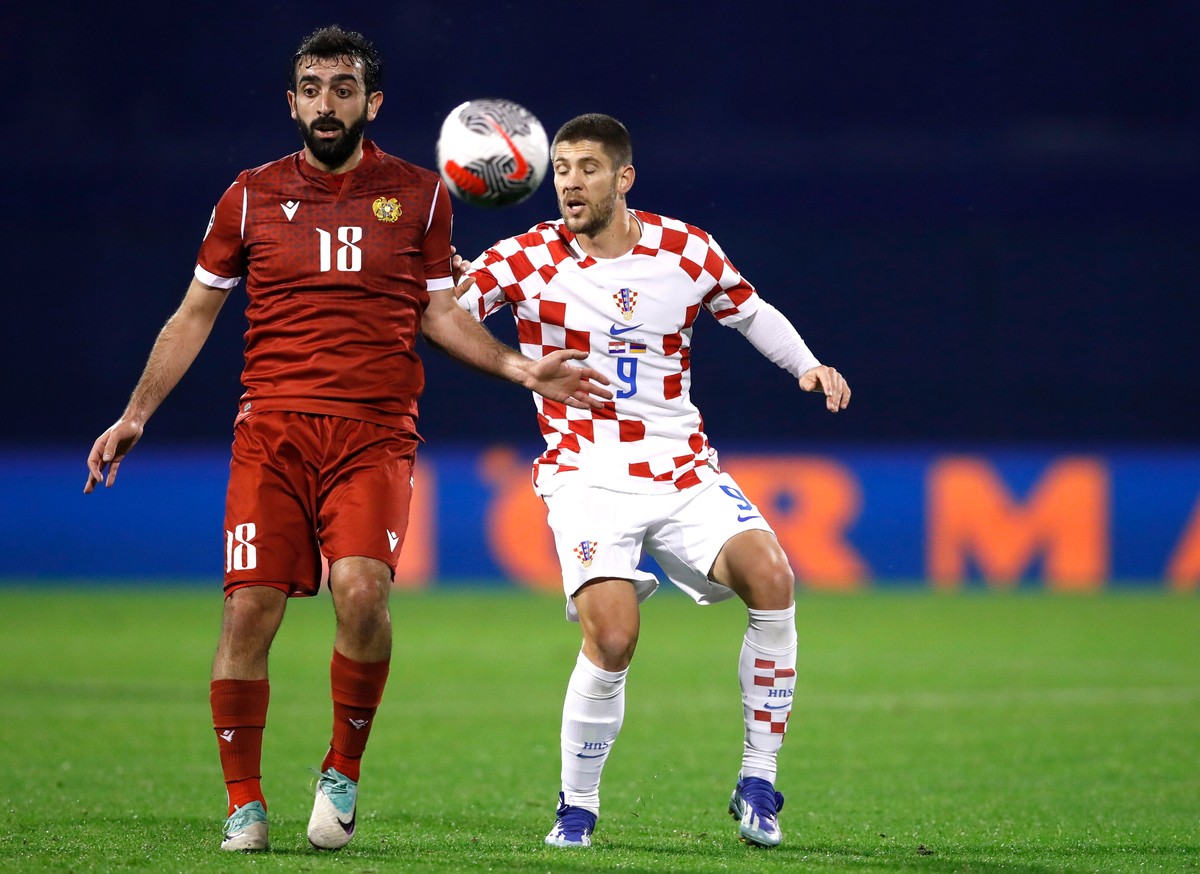 Andrej Kramaric i Styopa Mkrtchyan walczą o piłkę w meczu eliminacji Euro 2024 Armenia - Chorwacja