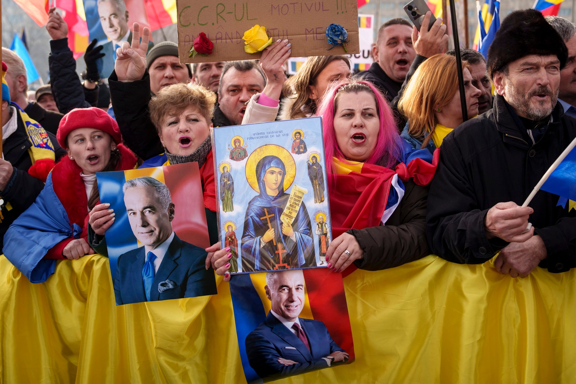Tisíce Rumunov protestovali pred parlamentom v Bukurešti proti decembrovému rozhodnutiu rumunského ústavného súdu anulovať výsledky novembrového prvého kola prezidentských volieb.