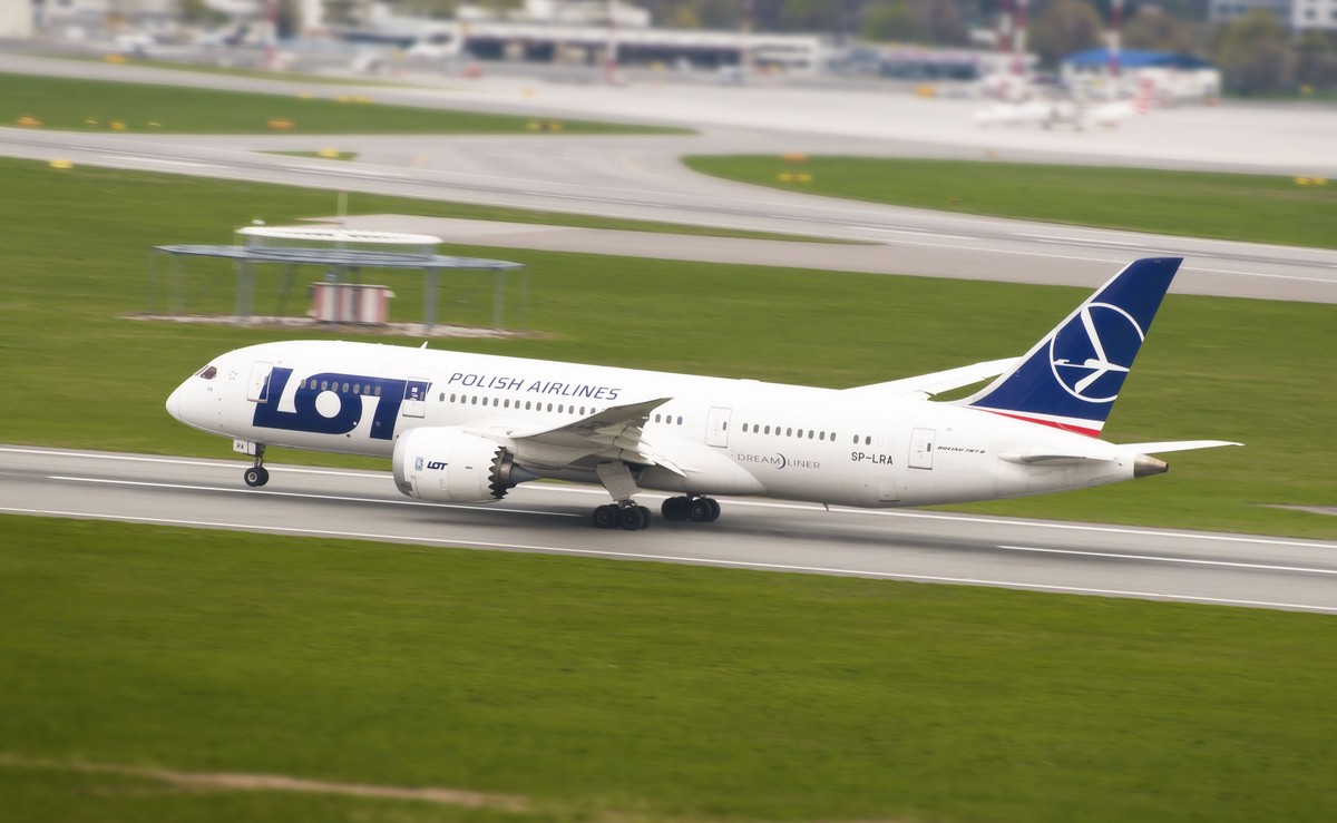 Samolot Boeing 787 Dreamliner startuje z lotniska Chopina w Warszawie