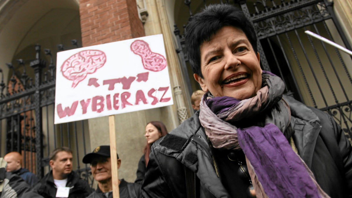 Zdaniem Joanny Senyszyn propozycja Episkopatu Polski w sprawie jednego proc. "to jest kolejny przejaw pazerności biskupów". - To jest kolejny bezczelny pomysł biskupów. Gdyby mieli choć trochę uczciwości, powiedzieliby, że należy po prostu zlikwidować Fundusz Kościelny ponieważ już dostali więcej niż kiedykolwiek PRL im zabrał. Natomiast oni kombinują jak wyłudzić z budżetu państwa większe pieniądze - powiedziała w Polsat News europosłanka Sojuszu.