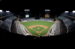 Koszulka pierwszego czarnoskórego Amerykanina w lidze MLB sprzedana za ponad 2 mln dolarów