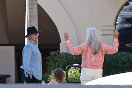 Uzela sam mužu telefon i našla GOLE SLIKE MOJE MAJKE: Život mi se ZGADIO, a to nije bilo najgore - ŠOK je tek usledio