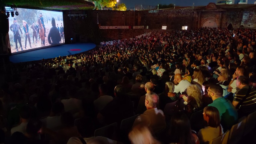 Puno gledalište prilikom projekcije filma "Heroji Halijarda" na Filmskim susretima u Nišu