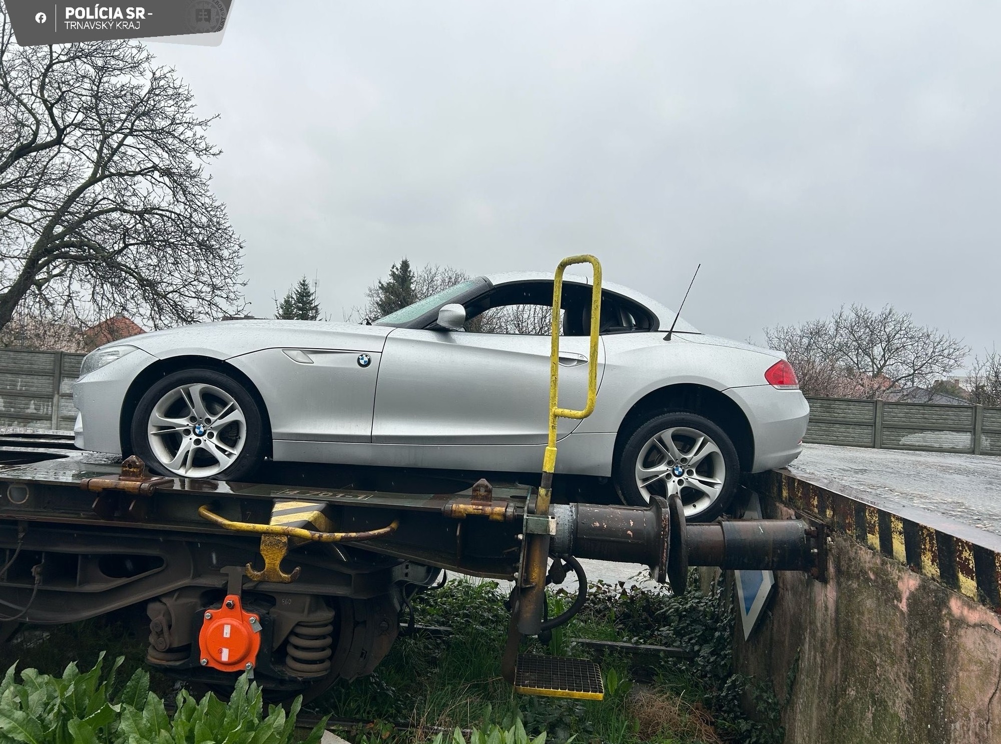 Vodič „zaparkoval“ osobný automobil na vozeň nákladného vlaku.