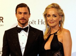 Sharon Stone promienieje u boku dużo młodszego kochanka