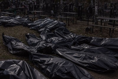 Heraszczenko: W kolejnej wsi pod Kijowem znaleziono masowy grób