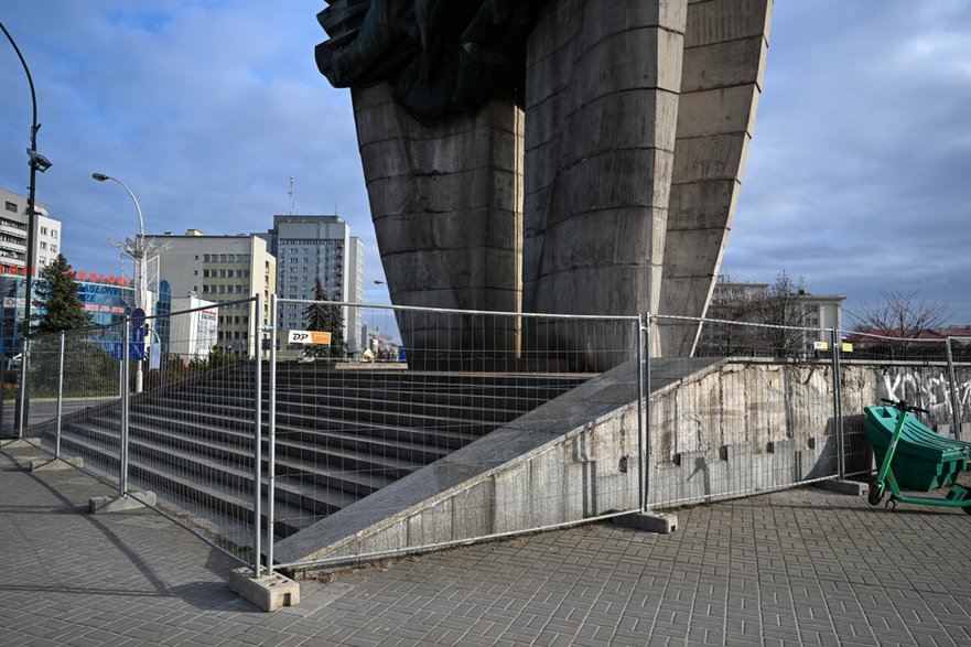 Pomnik Czynu Rewolucyjnego w Rzeszowie ogrodzony barierką