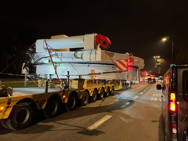 Transport gigantycznej maszyny TBM w Warszawie