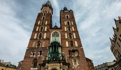 Niemiecki turysta oburzony po wizycie w Bazylice Mariackiej w Krakowie. "Bulwersujące zachowanie"