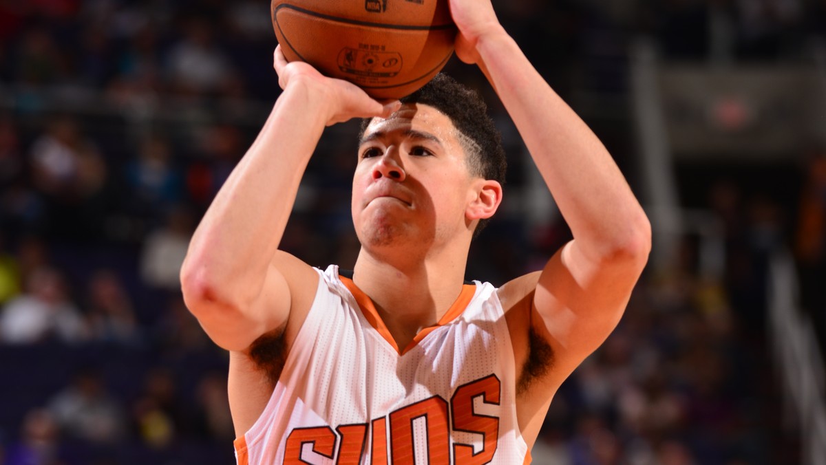 Po ostatnim treningu Phoenix Suns debiutant Devin Booker zastał w swoim samochodzie niecodzienną niespodziankę. Starsi koledzy zrobili 19-latkowi psikusa.