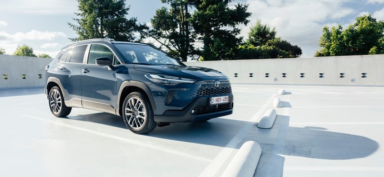 Nowa Toyota znika w ciemno. Ma silnik 2.0 i spala 4,9 l na 100 km. Cena hitem