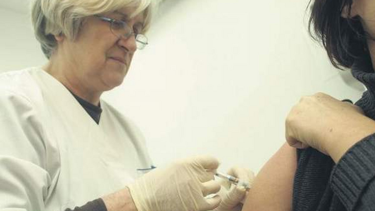 "Glos Koszaliński": Chorych na grypę i infekcje grypopodobne przybywa. Ci, których grypa do tej pory omijała, zaczynają zastanawiać się, czy nie warto byłoby jeszcze przeciwko niej się zaszczepić.