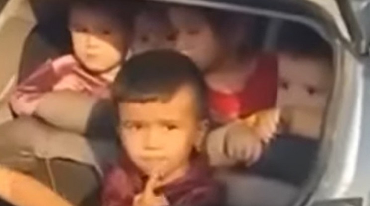 25 gyereket ültetett be az autójába egy üzbég óvónő / Fotó: YouTube