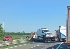 Uklanjanje šlepera nakon udesa na auto-putu kod Požarevca