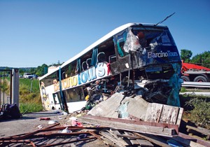 638653_prevrnut-autobus-na-autoputu220615ras-foto-vladimir-zivojinovic13