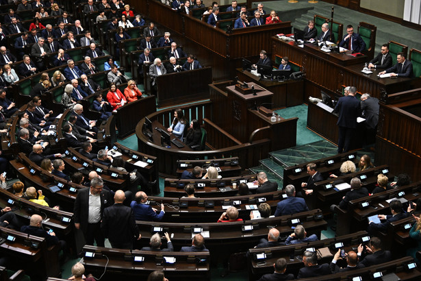 Warszawa, 06.03.2024. Posłowie na sali obrad izby w Warszawie, 6 bm. Sejm rozpoczyna trzydniowe posiedzenie. Parlamentarzyści zajmą się m.in. rządowym projektem noweli ustawy o Krajowej Radzie Sądownictwa, a także projektem uchwały ws. Trybunału Konstytucyjnego. (sko) PAP/Radek Pietruszka