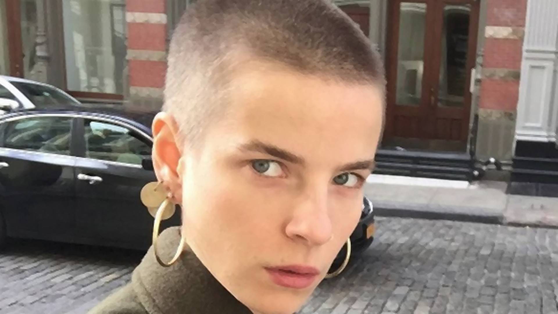 Vog piše o srpskoj lepotici Zazi Grau: Obrijala glavu zbog psihološkog eksperimenta