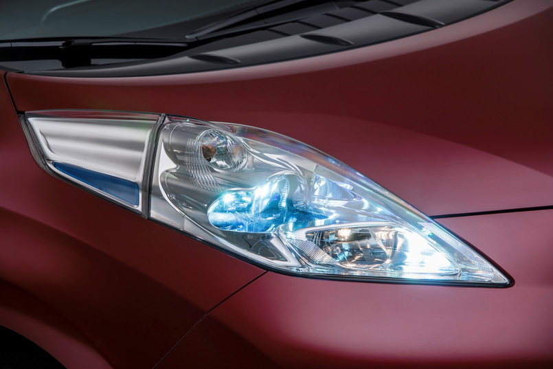 Nissan przedstawia model leaf jako pierwszy na świecie samochód w 100 proc. elektryczny, wyprodukowany przez duży koncern. Obecnie na całym świecie jeździ prawie 60 000 egzemplarzy tego auta - w opinii ludzi z japońskiej marki to hit, bestseller. Producent chwali się, że nowym wcieleniu leaf wprowadzono ok. 100 zmian...