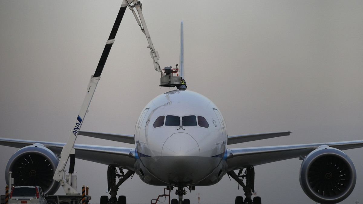 Boeingi 787 należące do japońskich linii All Nippon Airways (ANA) zostaną uziemione przynajmniej do końca maja - poinformował w poniedziałek przewoźnik, w którego posiadaniu jest 17 Dreamlinerów, czyli jedna trzecia światowej floty.