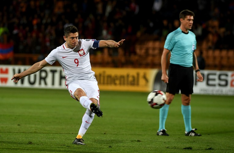 Robert Lewandowski strzela gola podczas meczu grupy E eliminacji mistrzostw świata z Armenią