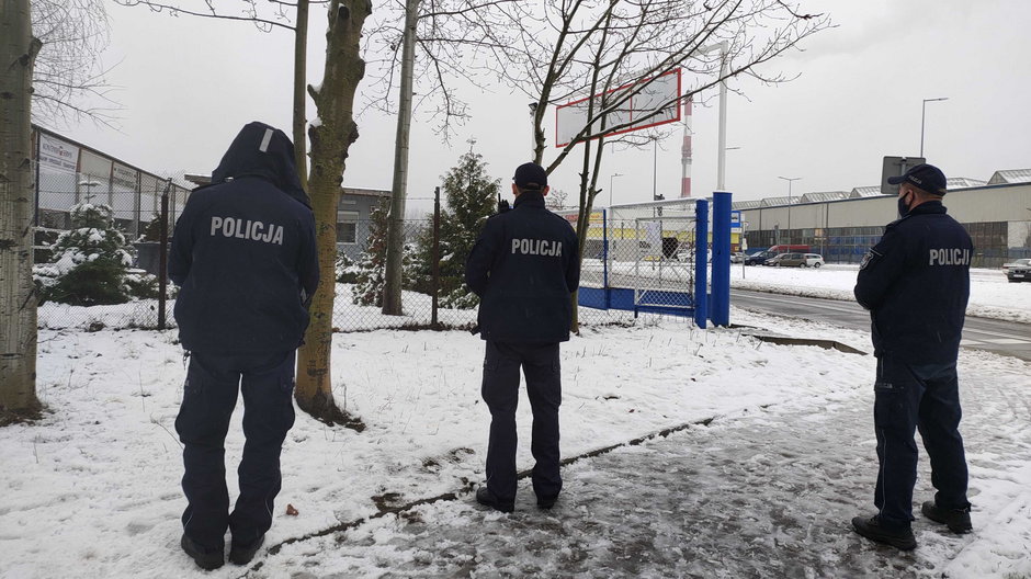 Szczecin: Tak wyglądało dziś sprawdzanie, czy "kwiaciarnia na lodzie" nie łamie rządowych obostrzeń