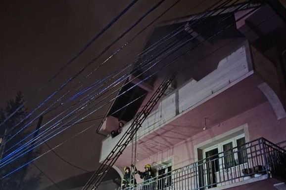 VELIKI POŽAR NA ZVEZDARI Vatra buknula kod ulaznih vrata, tri osobe izletele na terasu kuće u plamenu: Vatrogasci ih evakusali (FOTO, VIDEO)