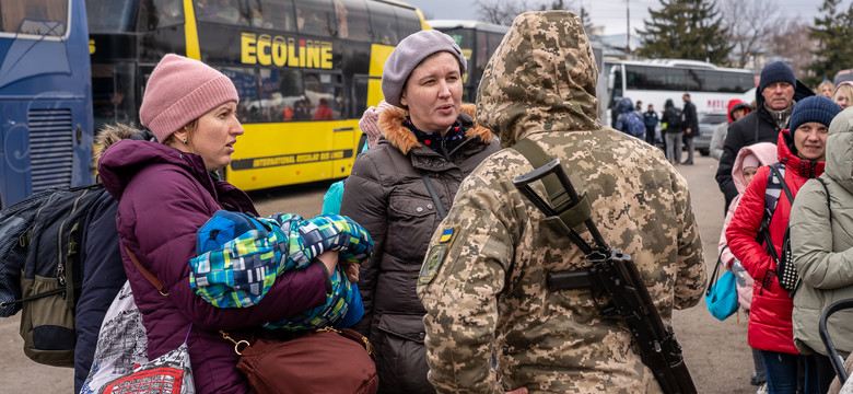 Tak wygląda sytuacja po ukraińskiej stronie granicy. Tłumy oczekujących i sznur samochodów [ZDJĘCIA]