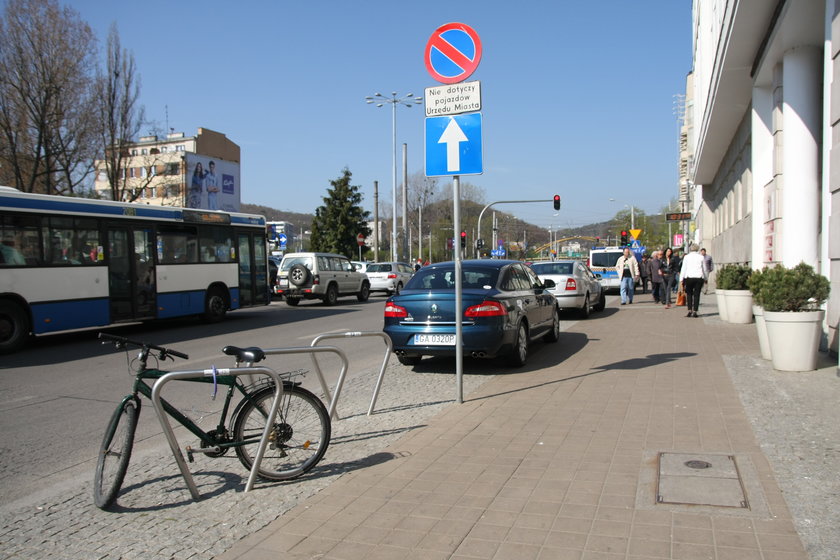 Parking przy urzędzie w Gdyni 