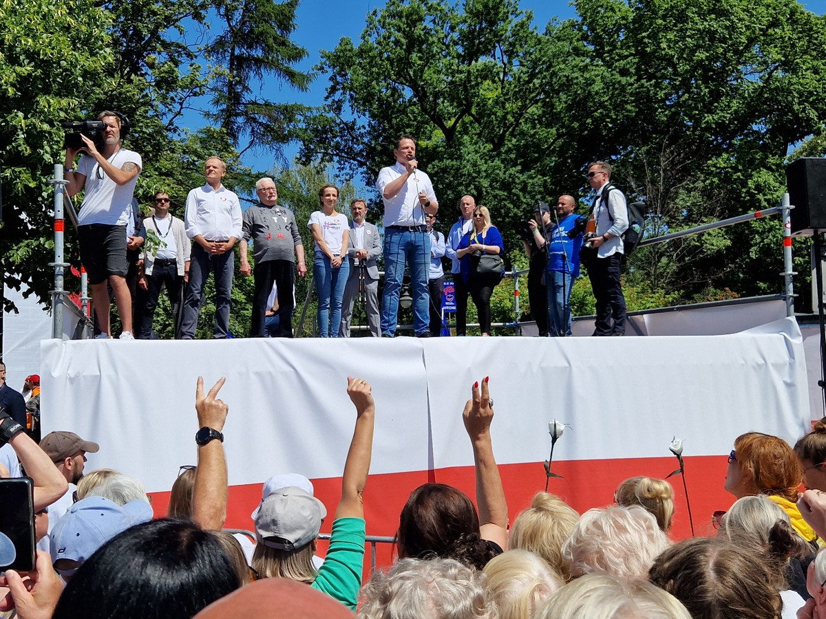 Prezydent Warszawy Rafał Trzaskowski (C) przemawia podczas Marszu 4 Czerwca w Warszawie, 4 bm. Obok przewodniczący PO Donald Tusk (3L) i były prezydent Lech Wałęsa (4L).