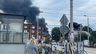 Wybuch w hurtowni fajerwerków i kłęby dymu nad miastem. "Nie otwierajcie okien"