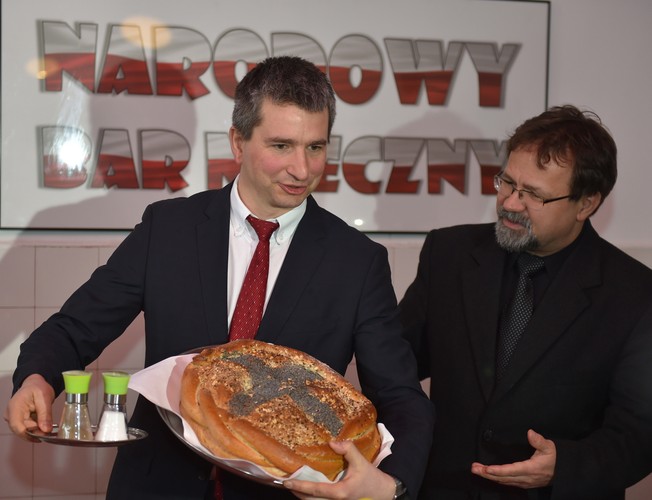 Minister finansów Mateusz Szczurek w barze mlecznym 'Bieńczyce' w Krakowie