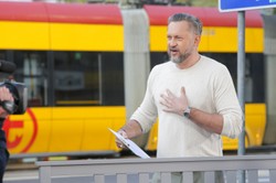 "Dzień dobry TVN". Marcin Prokop zaliczył upadek na wizji. Próbował ujeżdżać byka