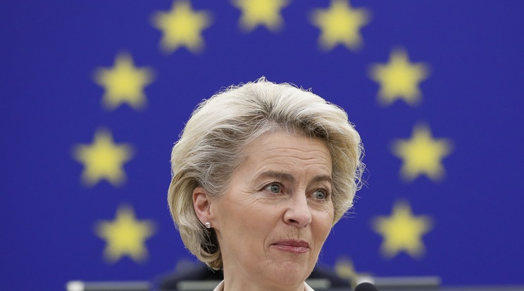 Ursula von der Leyen, az Európai Bizottság elnöke beszédet mond az Európai Parlament 2021. december 15-i ülésén a törvényhozás strasbourgi üléstermében / Fotó: MTI/AP/EPA pool/Julien Warnand