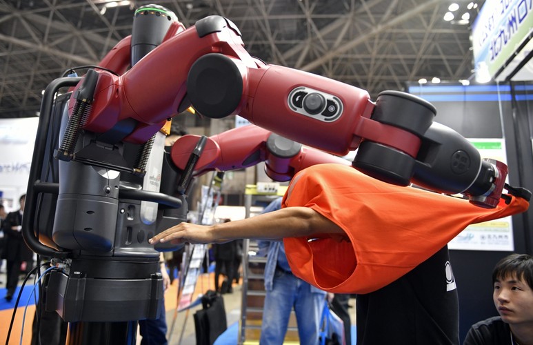 'Cloth Assistance Robot' firmy Kyushu Institute of Technology