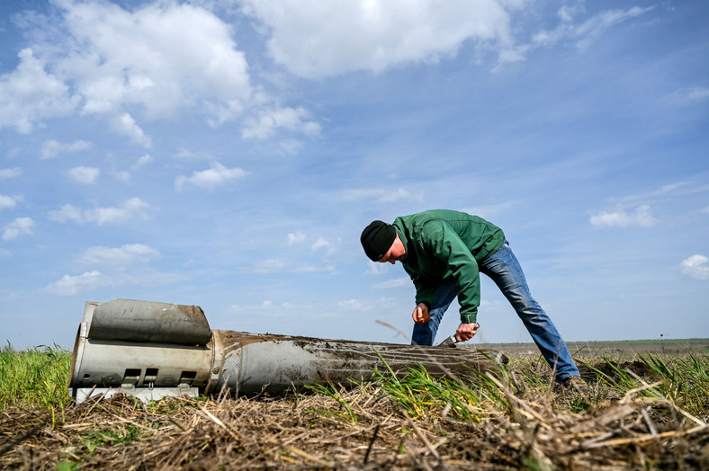 Ukraińscy rolnicy pracują na polach pełnych min