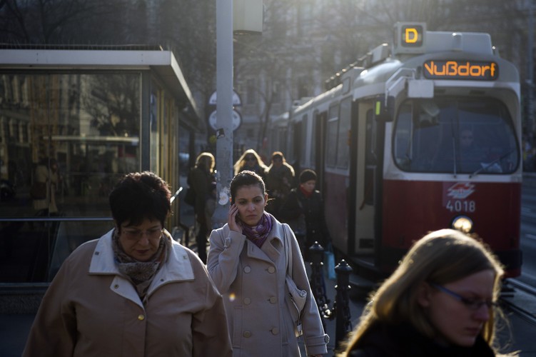 Wiedeńska sieć transportu publicznego należy do najstarszych i najlepszych na świecie. Sieć tramwajowa jest jedną z najstarszych na Ziemi, działa od 1865 roku. Obecnie długość linii tramwajowych wynosi 227,3 km. Na zdj. ruch uliczny w Wiedniu, 12.03.2012