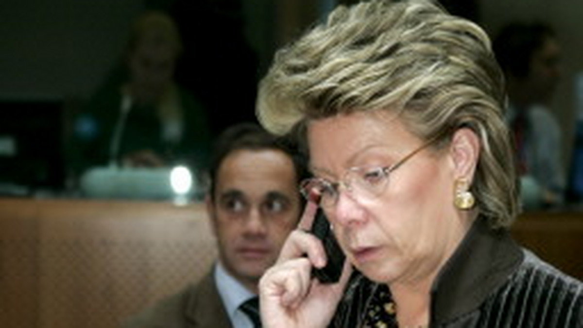 Szef KE Jose Barroso zapewnił o poparciu dla komisarz Viviane Reding, która zapowiedziała procedurę karną wobec Francji w związku z kontrowersyjnym wydalaniem Romów. W Brukseli oczekuje się spięcia na linii Sarkozy-Barroso na czwartkowym szczycie UE.
