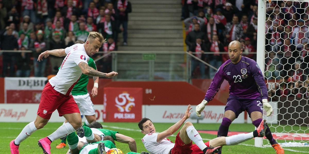 Kamil Grosicki, Robert Lewandowski oraz Darren Randolph w meczu eliminacji do Euro 2016 Polska-Irlandia