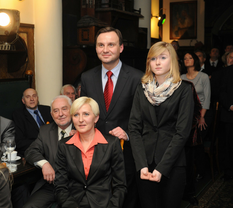 Kinga Duda z rodzicami Andrzejem Dudą i Agatą Kornhauser-Dudą w sztabie wyborczym PiS w 2010 r.
