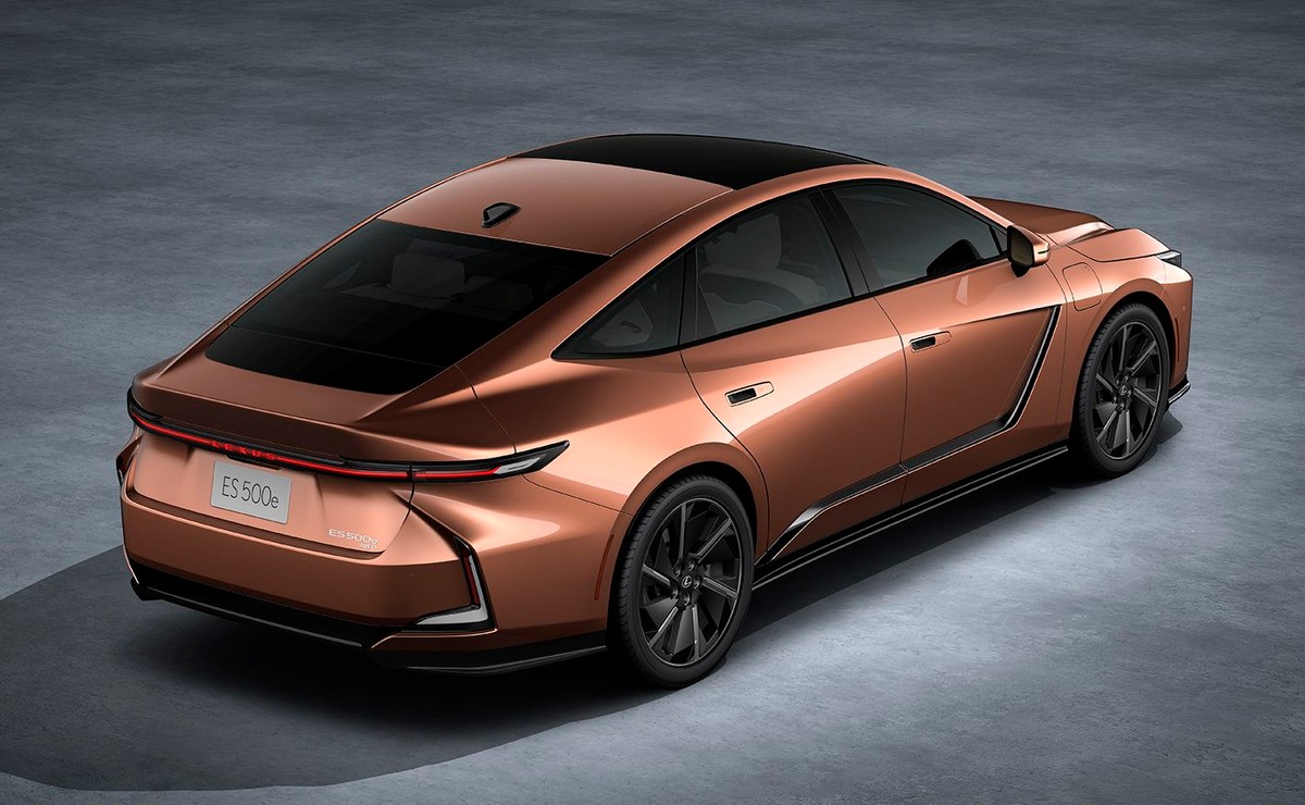 Nowy Lexus ES jest dłuższy, szerszy i wyższy