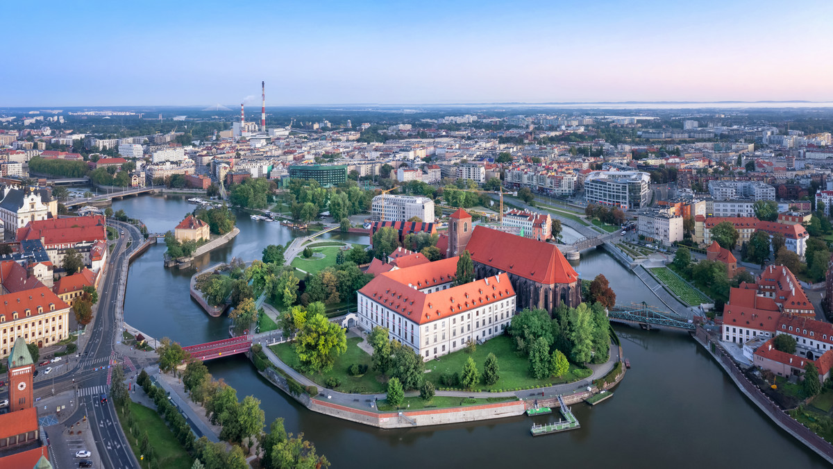 28 grudnia we Wrocławiu rozpocznie się Europejskie Spotkanie Młodych Taizé. W mieście, przy Hali Stulecia i na placu Wolności, stanęły już namioty, w których uczestnikom spotkania będą wydawane posiłki. Dla gości, którzy przyjadą do stolicy Dolnego Śląska, wciąż jednak brakuje ok. tysiąca miejsc noclegowych.