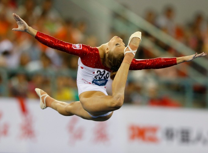 Piękne dziewczyny i ich niesamowite ewolucje