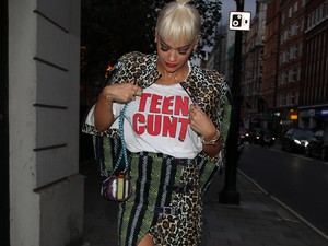 Hűha, Rita Ora nagyon durva pólóban divatozik