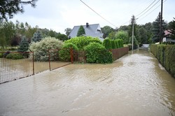 Polsko-czeskie mosty zamknięte z powodu wysokiego poziomu wody. Policja apeluje o omijanie powiatów nyskiego i prudnickiego