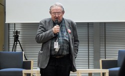 Incydent podczas spotkania z Michnikiem. Ktoś odpalił racę dymną