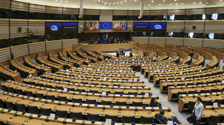 Az Európai Parlament (EP) állásfoglalást fogadott el az új uniós hétéves pénzügyi keretről (MFF), valamint arról, hogy a koronavírus-járvány okozta gazdasági károk kiegyensúlyozására egy legalább 2000 milliárd eurós helyreállítási csomagra van szükség. /Fotó:MTI/EPA